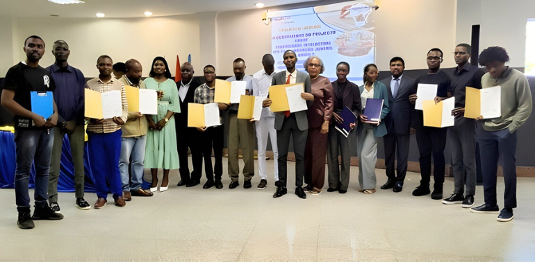 Foto de grupo no âmbito do encerramento do seminário sobre o projeto sobre PI para inovação juvenil em Angola